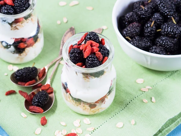 Yogurt with goji berries — Stock Photo, Image