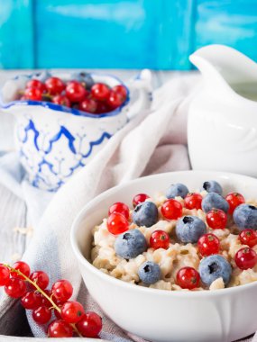 Yulaf lapası taze çilek ile