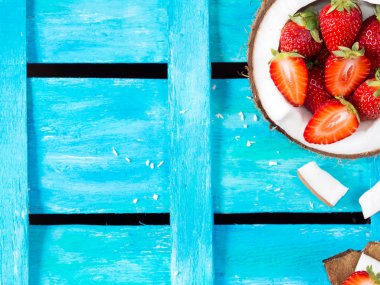 Hindistan cevizi ve yaz mavi zemin üzerine çilek