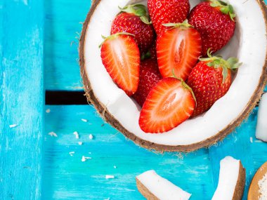 Tatlı çilek bir Hindistan cevizi kabuğu