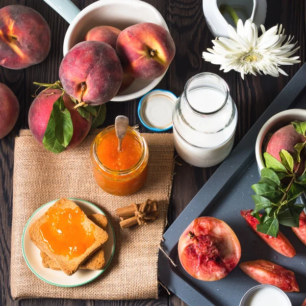 Desayuno de verano con fruta y tostadas sobre fondo rústico — Foto de Stock