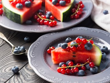 Dilim karpuz çilek ile