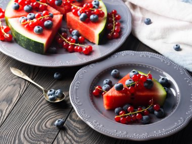 Dilim karpuz rustik ahşap masa üzerinde çilek ile