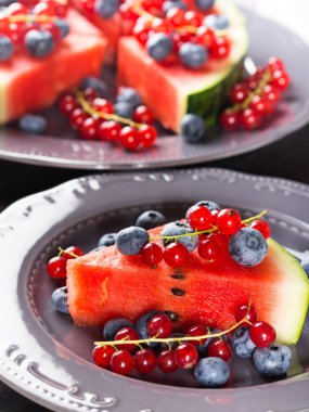 Dilim karpuz taze çilek ile