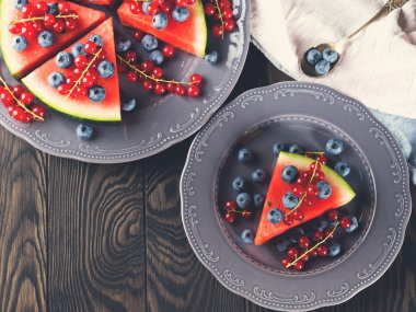 Dilim karpuz yaban mersini ile