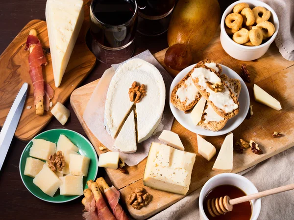 Wine and cheese assortment — Stock Photo, Image