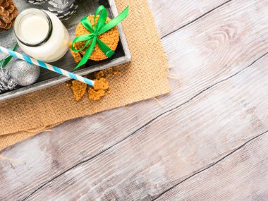 Süt ve kurabiye ile Noel süsler ile ahşap tepsi