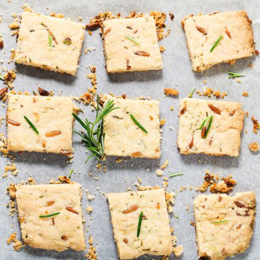 Biberiye ve çam fıstığı ile tatlılar. Üstten Görünüm