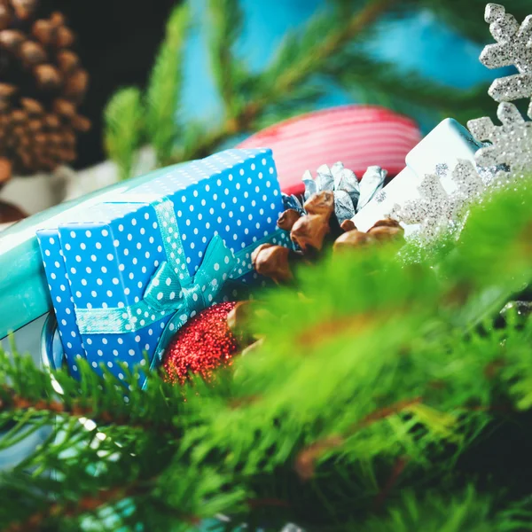 Vánoční koncepce s smrkové větve a dekorace — Stock fotografie