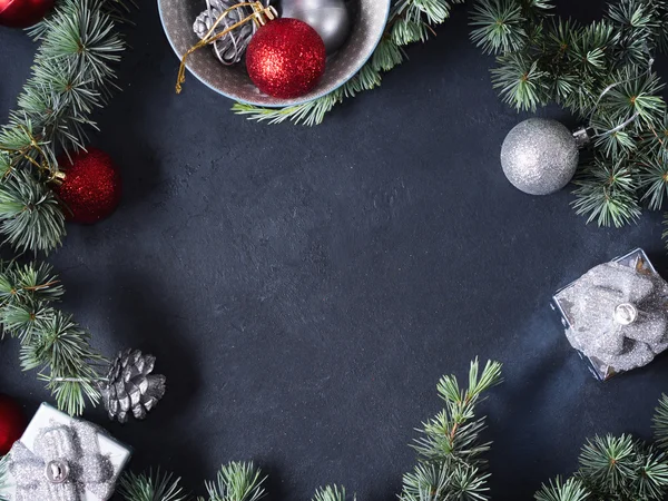 Mavi ladin ağaç dalları Noel baubles ile