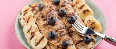 Çikolatalı krep, muzlu, dutlu