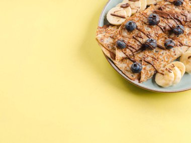 Çikolatalı krep, muzlu, dutlu