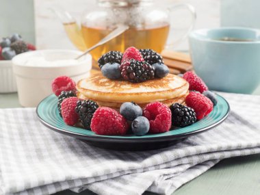 Renkli meyveli krep yığını.