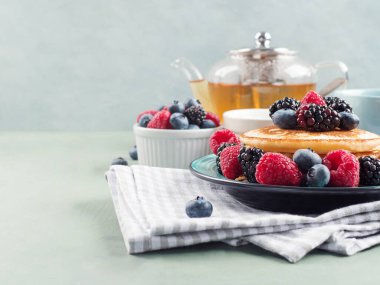 Renkli meyveli krep yığını.