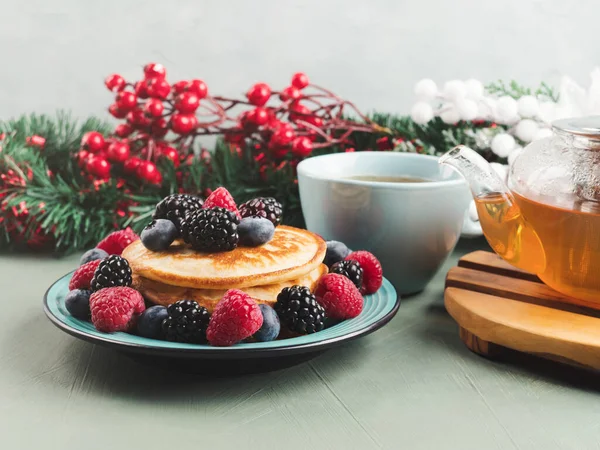 Stack of pancakes with fresh berries — Stock Photo, Image