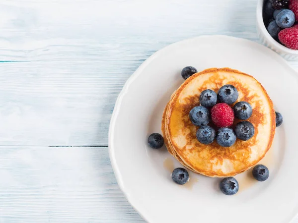 Stack of pancakes with blueberries and syrup — Stock Photo, Image