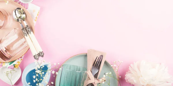 Pastelowe ceramiczne i szklane zastawy stołowe na różowo — Zdjęcie stockowe