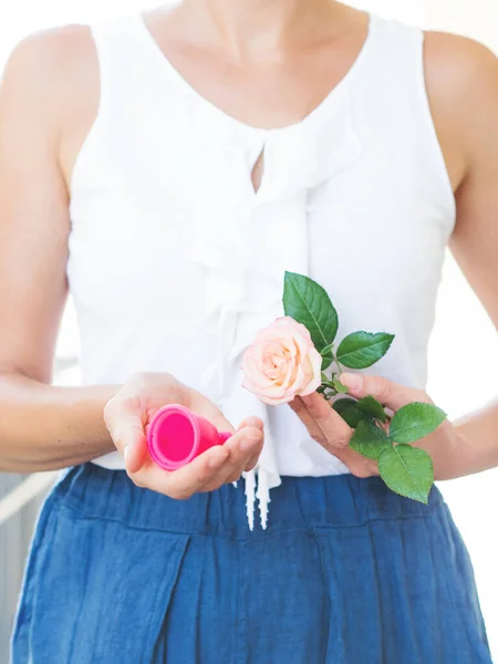 Young woman holding pink menstrual cup — Stock Photo, Image