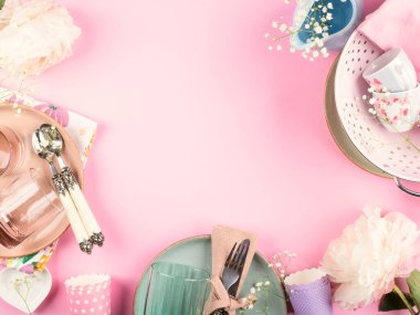 Pembe üzerine pastel seramik ve cam sofra takımı