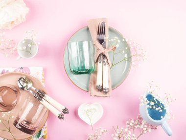 Pembe üzerine pastel seramik ve cam sofra takımı