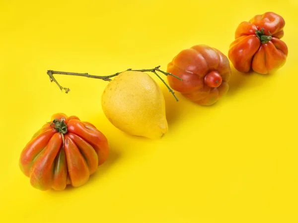 Уродливые фрукты и овощи на желтом фоне — стоковое фото