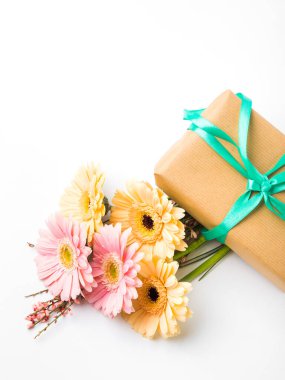 Güzel Gerbera buketi çerçevede ve hediye kutusunda