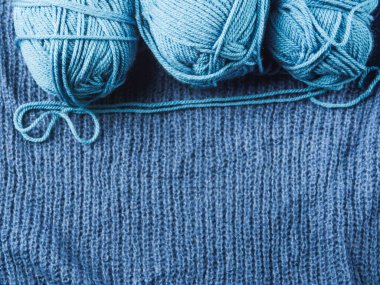 Mavi pamuk ve yün örgü ipliği