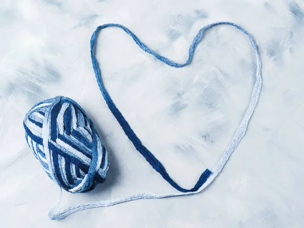 Синя бавовняна в'язальна пряжа у формі серця — стокове фото