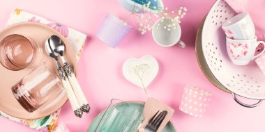 Pembe üzerine pastel seramik ve cam sofra takımı