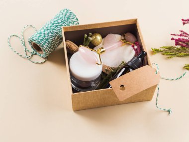 Sıfır ziyan olmuş güzel, çiçekli Noel hediyesi kutusu.