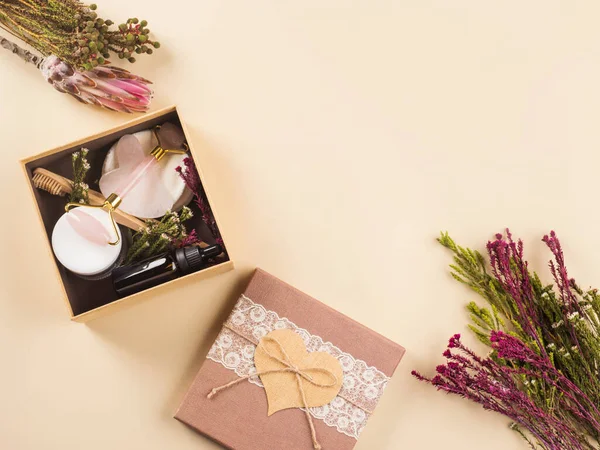 Cero residuos belleza cuidado de la piel caja de regalo con flores —  Fotos de Stock