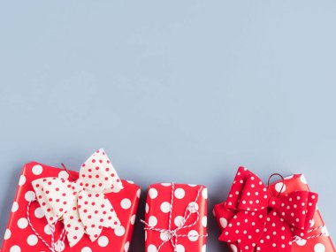 Klasik stil puantiyeli kağıt hediyeler mavi üzerine yığın