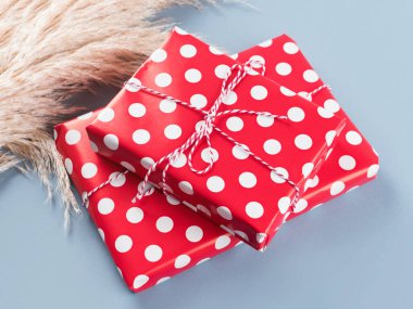 Klasik stil puantiyeli kağıt hediyeler mavi üzerine yığın