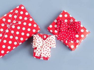 Klasik stil puantiyeli kağıt hediyeler mavi üzerine yığın