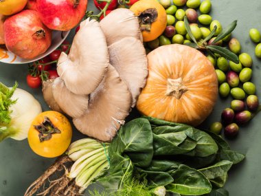 Yeşil arka plan çiğ organik sebze, meyve