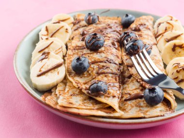 Çikolatalı krep, muzlu, dutlu