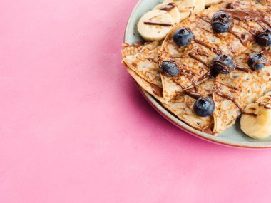 Çikolatalı krep, muzlu, dutlu