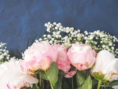 Pembe arka planda pastel pembe şakayıklar.