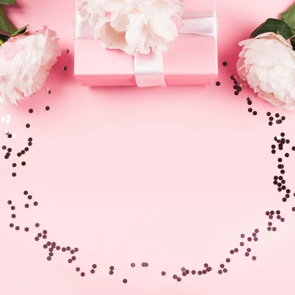 Рожевий пастельний фон з квітковим подарунком декору — стокове фото