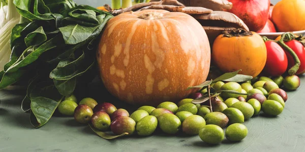 Green background with raw organic vegetable, fruit — Stock Photo, Image