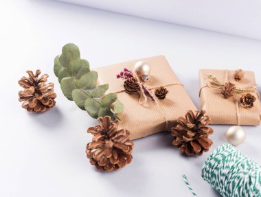 Noel hediyeleri, çam kozalakları