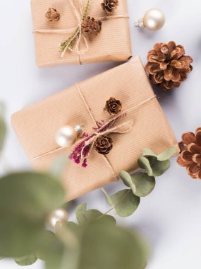 Noel hediyeleri, çam kozalakları