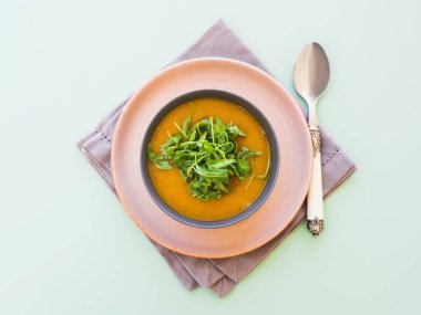 Kremalı balkabağı çorbası ve roka.