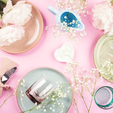 Pembe üzerine pastel seramik ve cam sofra takımı