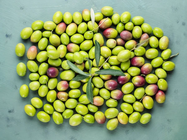 Nyplockade råa gröna oliver. Livsmedelsbakgrund — Stockfoto