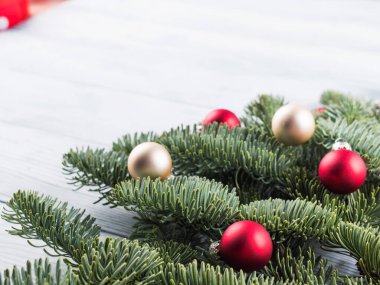 Ahşap süslemeli Noel ladin dalları
