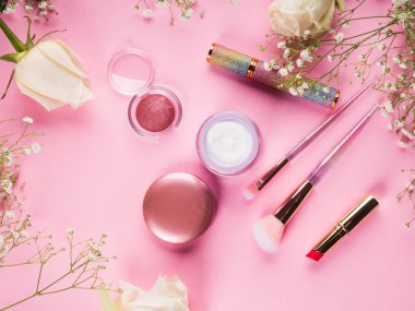 Pembe üzerine parlak makyaj ürünleri ve aksesuarlar