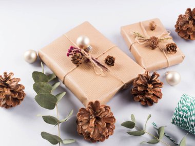 Noel hediyeleri, çam kozalakları