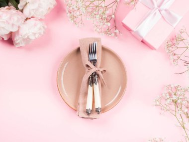 Festivalsel masa ayarlı pembe arkaplan, çiçekler