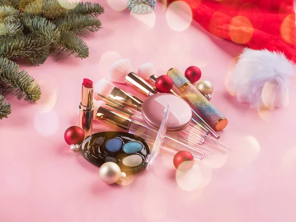 Branches de sapin de Noël et outils de maquillage, produits — Photo